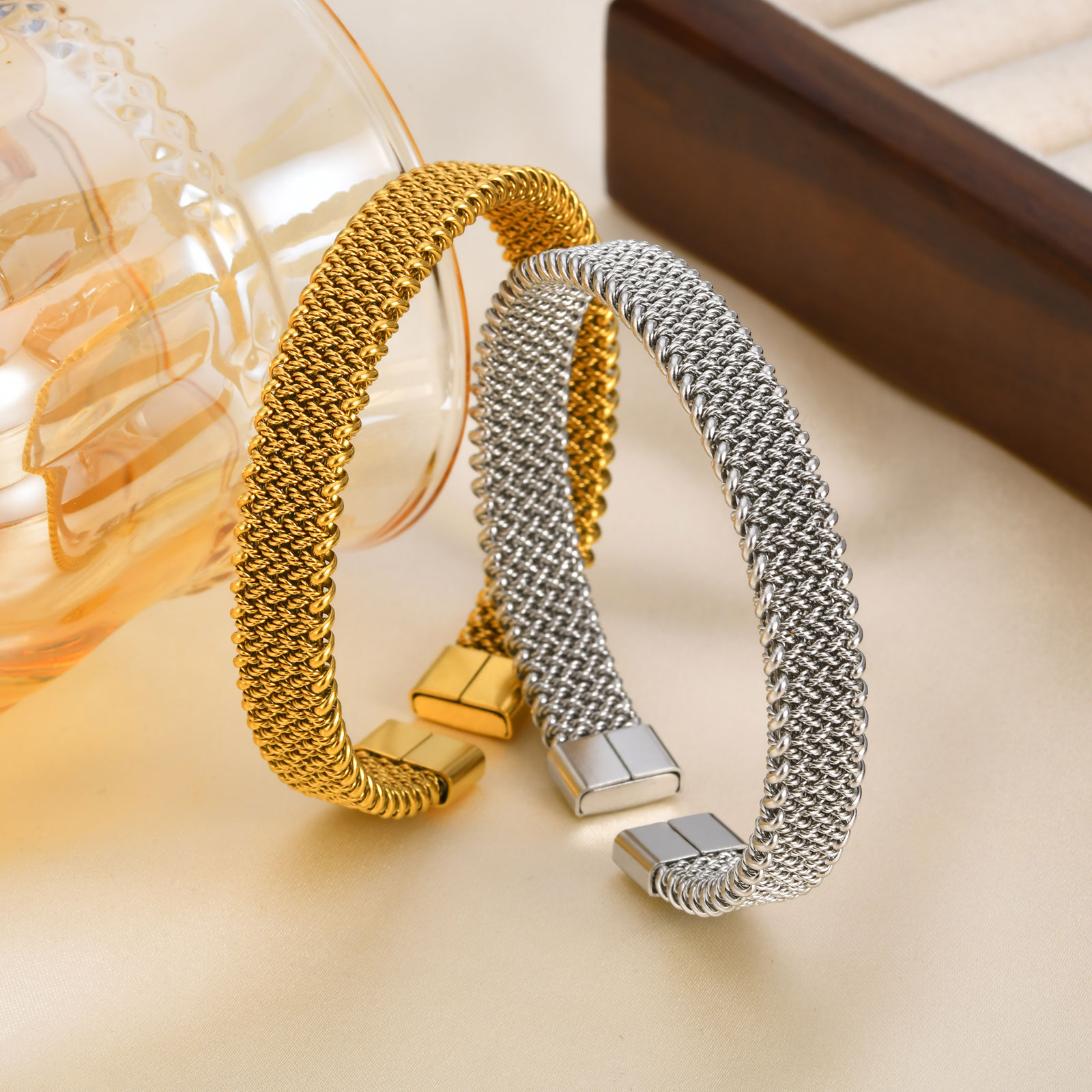 Открытый браслет с плетеным эл – обзор и цена Mesh Strap Metal